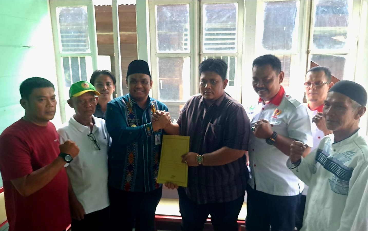 Levi saat menyerahkan berkas pendaftaran Ketua KONI Padangsidimpuan, Jumat (19/7/2025) di Sekretariat KONI, Jalah KH Ahmad Dahlan Kota Padangsidimpuan  (Samman/MetroDaily)