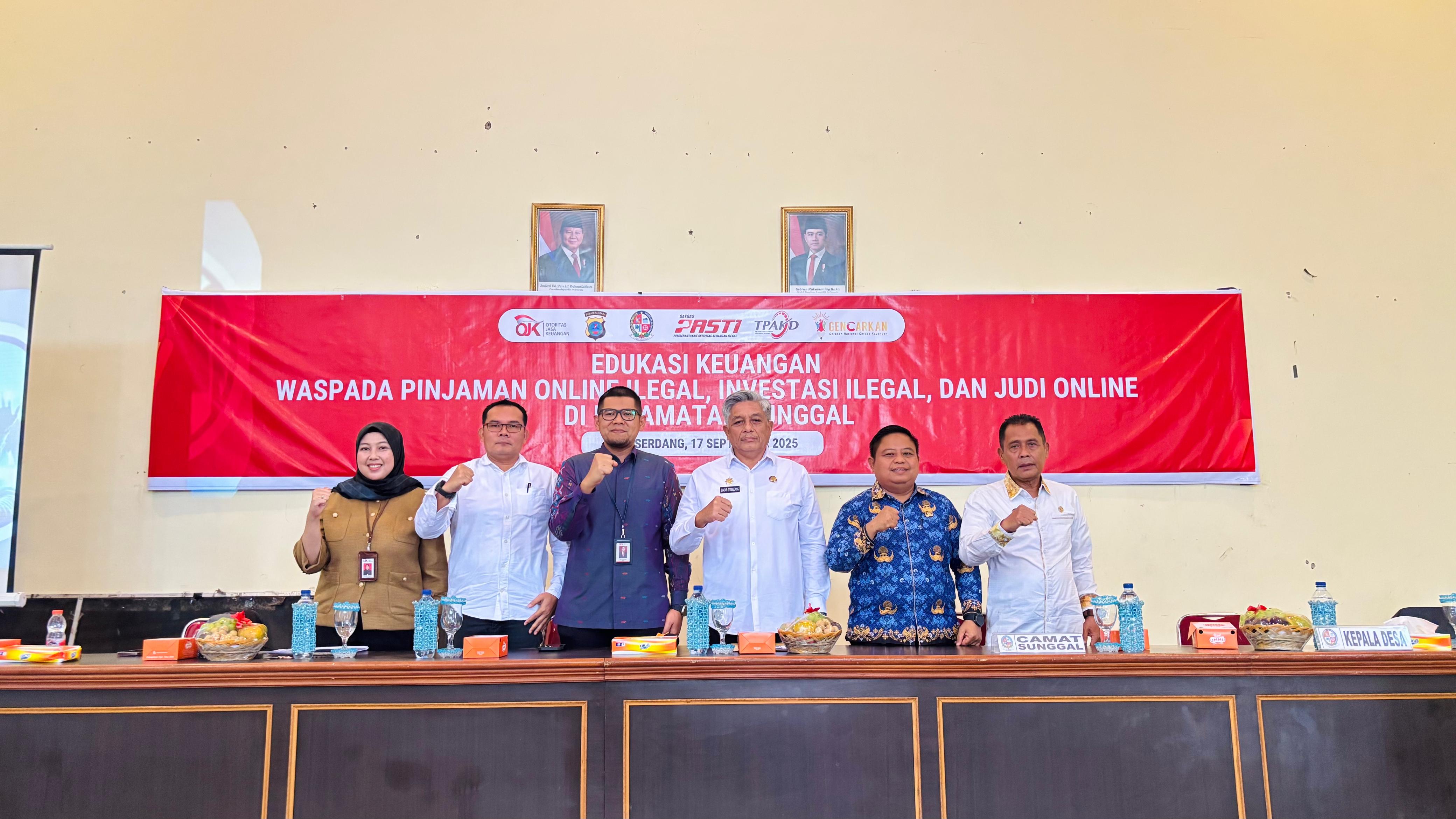 OJK Sumut bersama Pemkab Deli Serdang saat memberikan edukasi keuangan kepada perangkat desa di Kecamatan Sunggal, Rabu (17/9/2025).