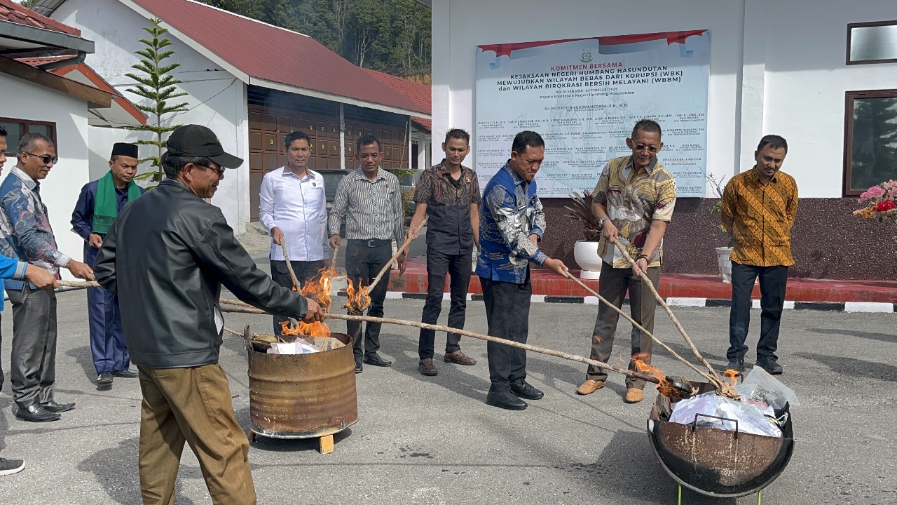 Kajari Humbahas Noordien Kusumanegara SH MH didampingi Kepala Rutan Humbahas Ucok P. Sinabang memusnahkan barang bukti dari 18 perkara tindak pidana umum, Jumat (19/9/2025).