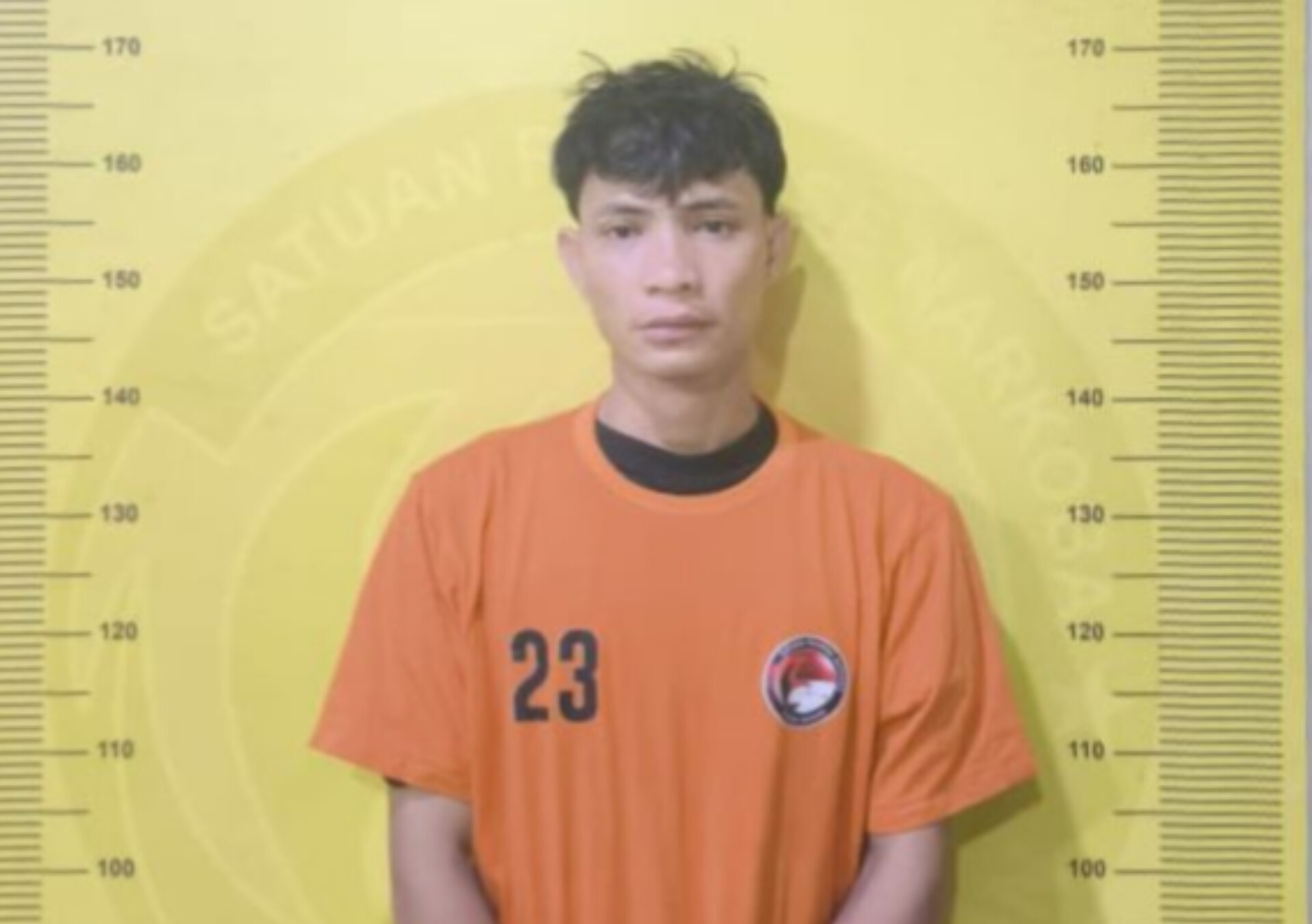 Tersangka MH (27) ditangkap Polres Asahan saat membawa sabu seberat 697 gram yang disembunyikan dalam bungkus teh Cina.