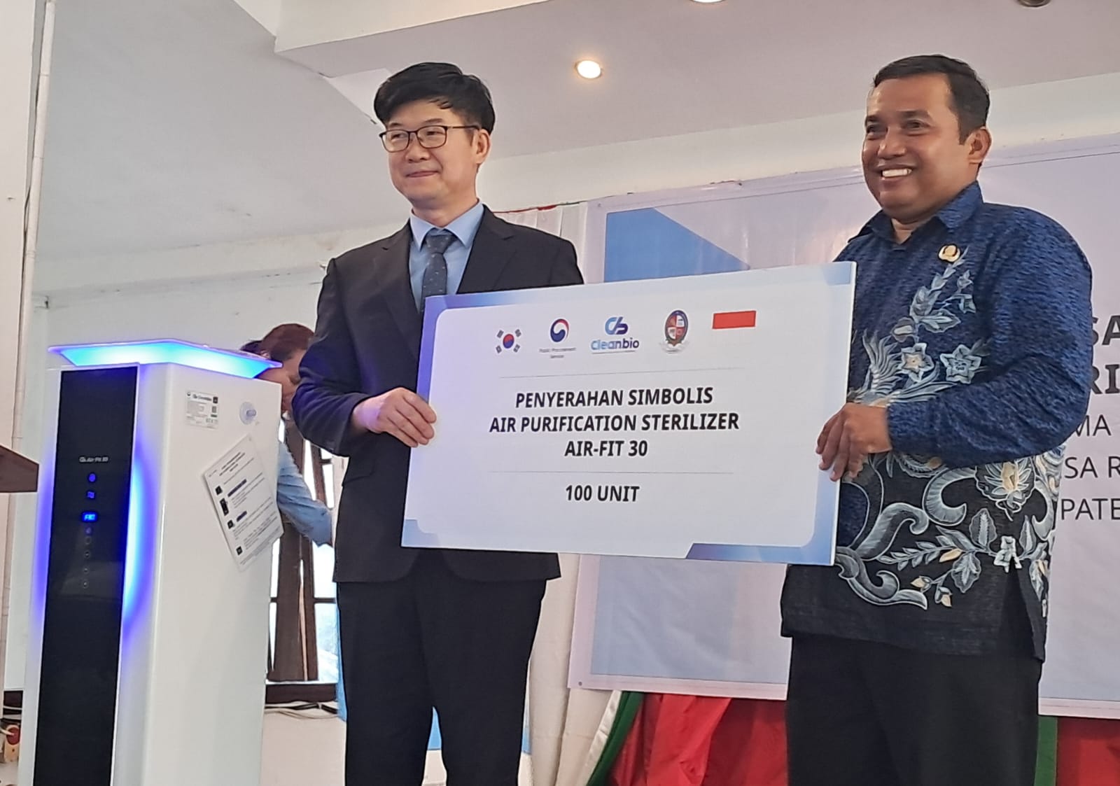 Perwakilan Clean Bio Co., Ltd menyerahkan simbolis 100 unit air sterilizer Air-Fit kepada Pemerintah Desa Rumah Gerat, Deli Serdang (18/9/2025).