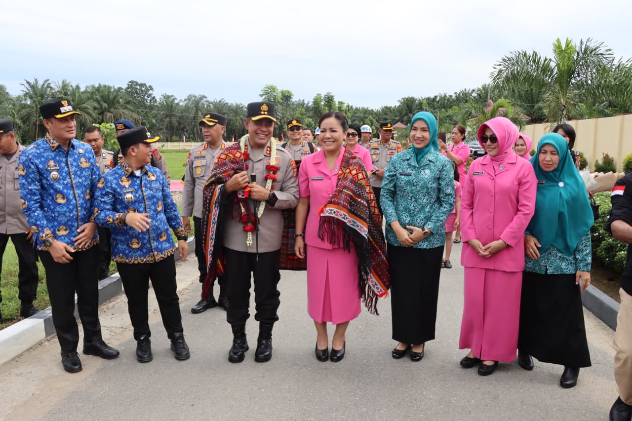 Kapolda Sumut Irjen Pol Whisnu Hermawan saat memberikan arahan penuh motivasi dalam kunjungan kerja ke Polres Padang Lawas, Rabu (17/9/2025).