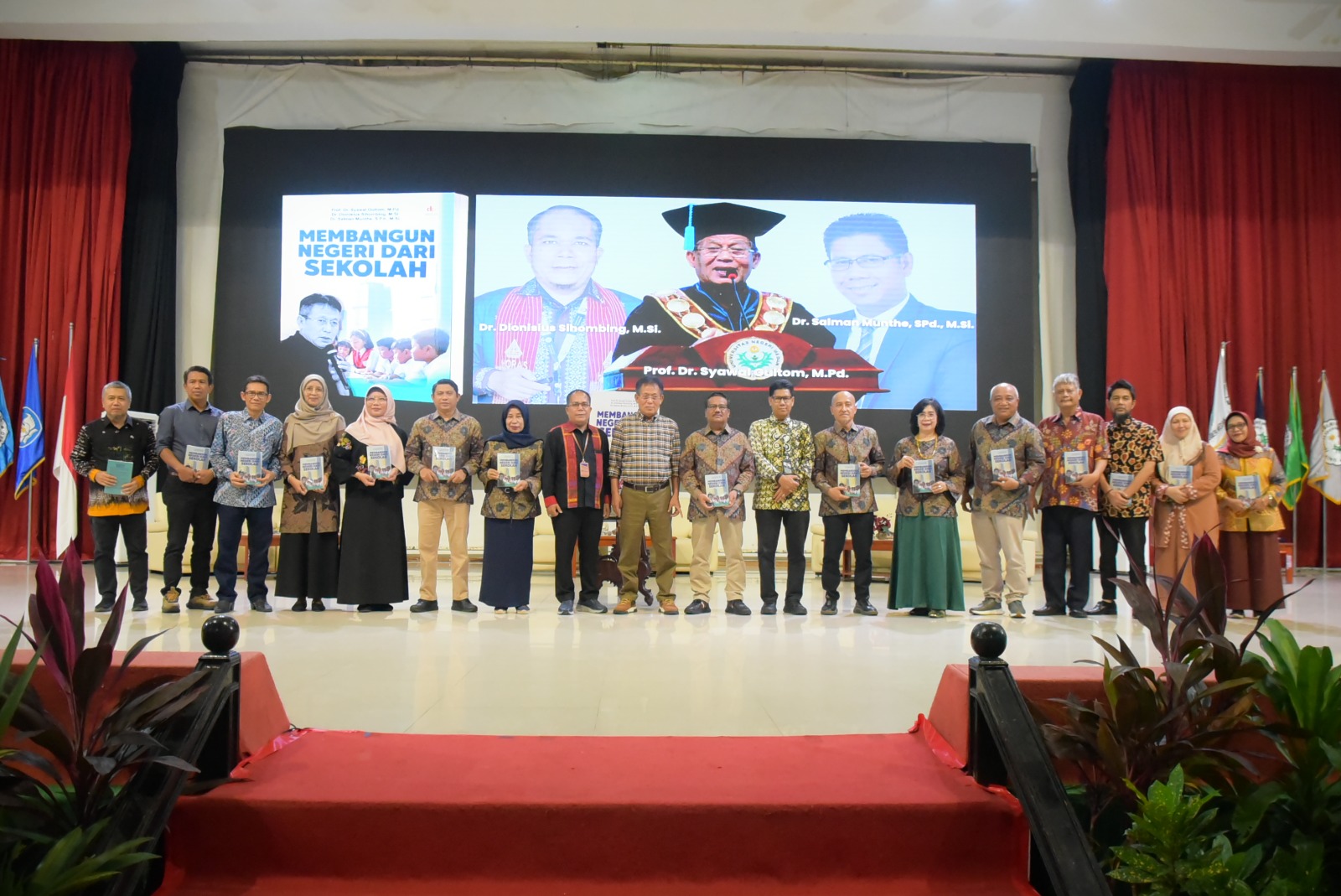 Peluncuran dan bedah buku &ldquo;Membangun Negeri dari Sekolah&rdquo; di Auditorium Unimed, Kamis (18/9/2025).