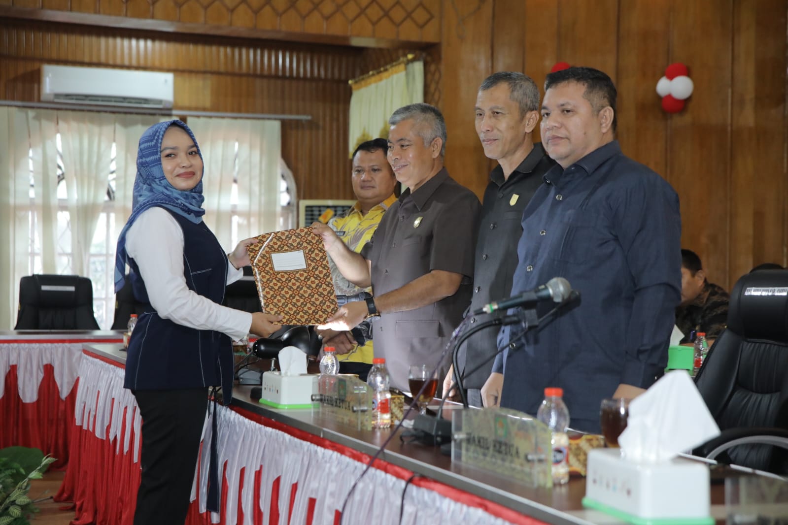 Ketua DPRD Kabupaten Asahan, H. Efi Irwansyah Pane, M.K.M, memimpin rapat paripurna pembahasan Perubahan APBD Tahun Anggaran 2025 di ruang sidang DPRD Asahan, Kamis (18/9/2025).