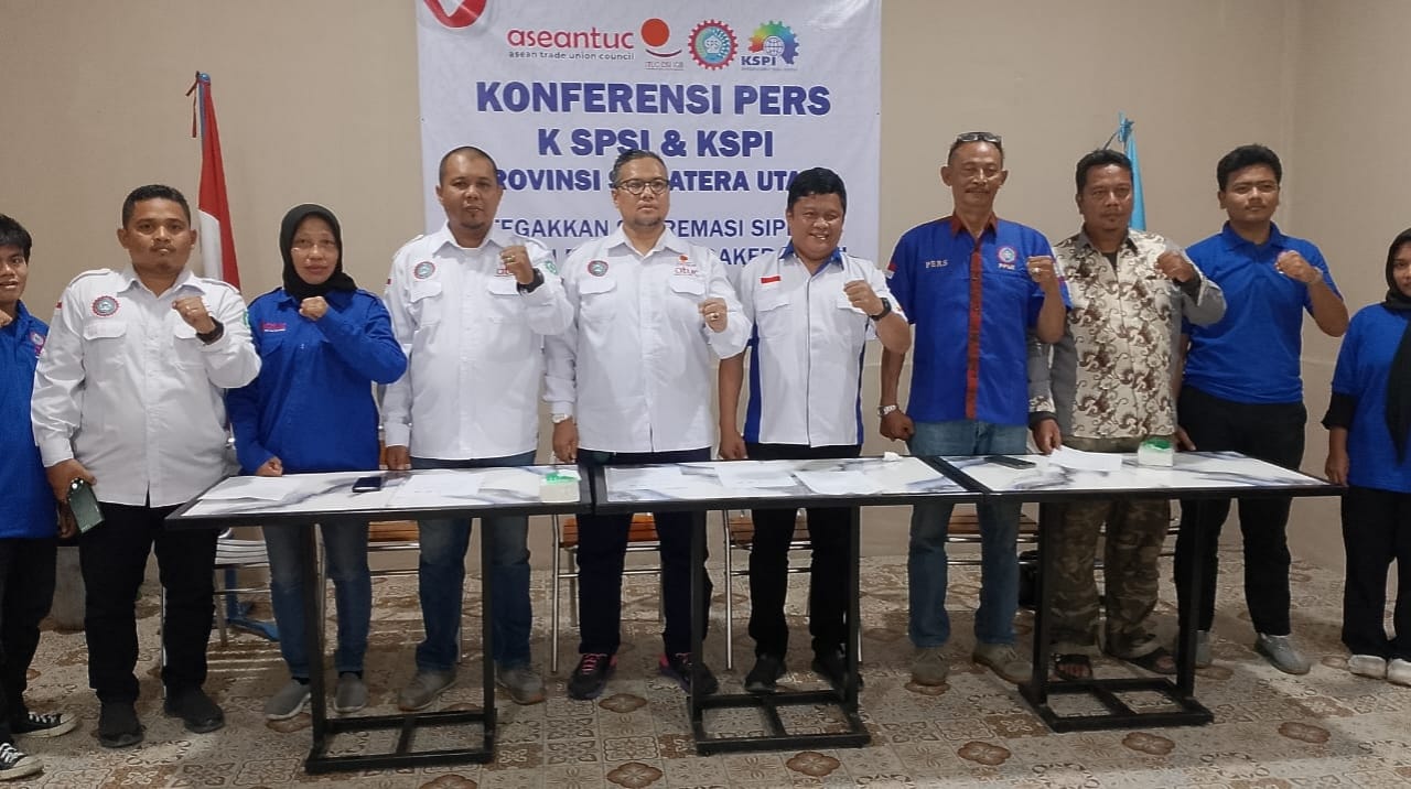 KSPSI Sumut dan KSPI Sumut foto bersama usai konferensi pers di Medan, Kamis (18/9/2025).
