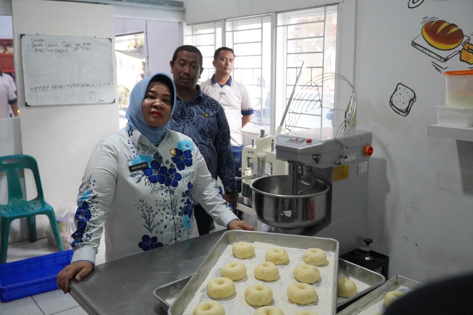 Dr. Adhayani saat meninjau langsung Program Bimker seperti pembuatan roti di Rutan Kelas I Medan, Sabtu (20/9/2025).
