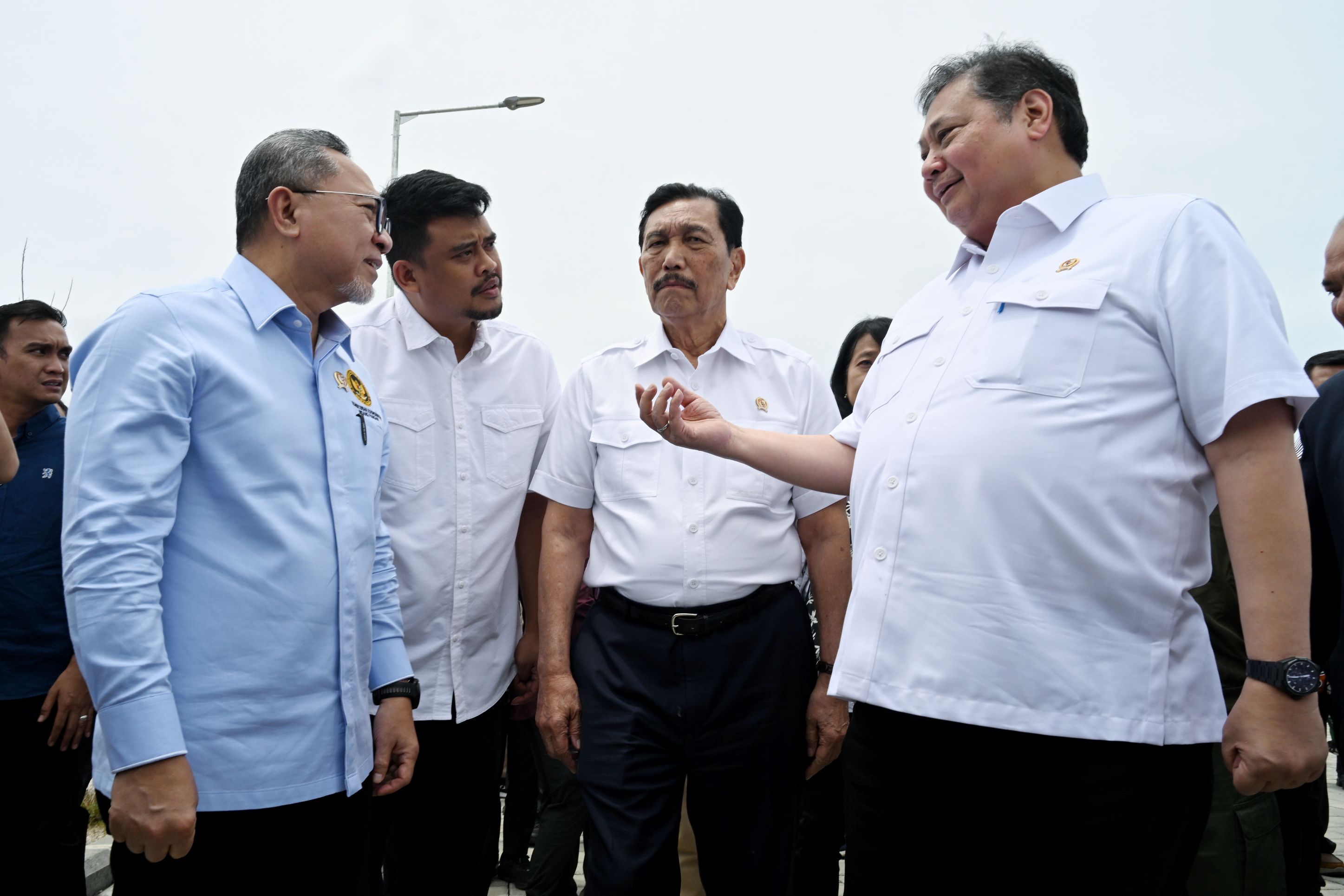 Gubernur Sumut Bobby Nasution mendampingi Menko Airlangga Hartarto, Menko Pangan Zulkifli Hasan, DEN RI Luhut Binsar Pandjaitan, dan Menteri Kehutanan Raja Juli Antoni saat meninjau Taman Sains.