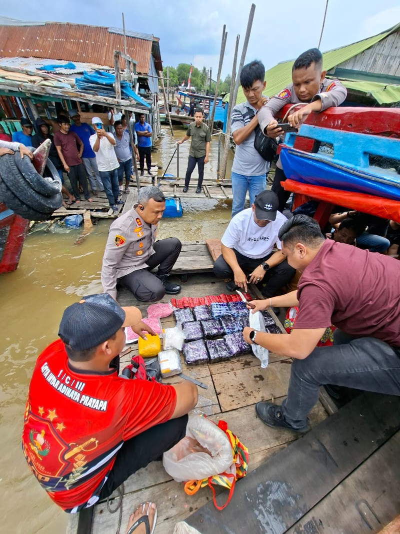Tiga tersangka dan barang bukti narkotika jenis sabu 18 Kilogram, 7.000 butir pil ekstasi, dan 3.000 butir Happy Five.