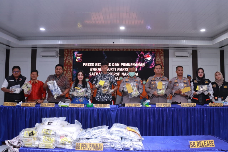 Polres Asahan melaksanakan pemusnahan barang bukti hasil pengungkapan kasus tindak pidana narkotika dan obat keras, Jumat (19/9).