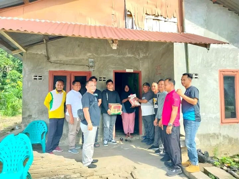 Kepala Desa Gunung Melayu Sahran Tanjung saat membagikan sembako kepada masyarakat kurang mampu.