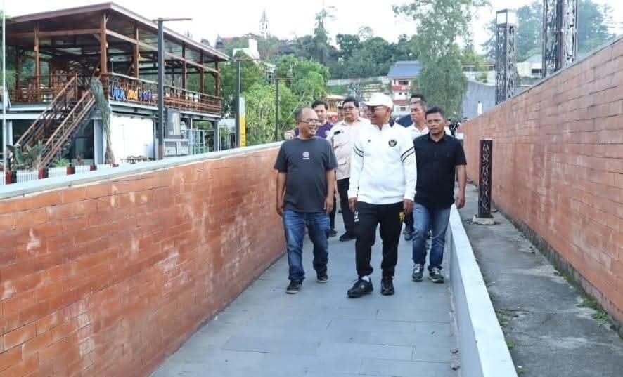 Bupati Simalungun Anton Achmad Saragih meninjau Parapat usai rakor pembenahan sektor pariwisata.