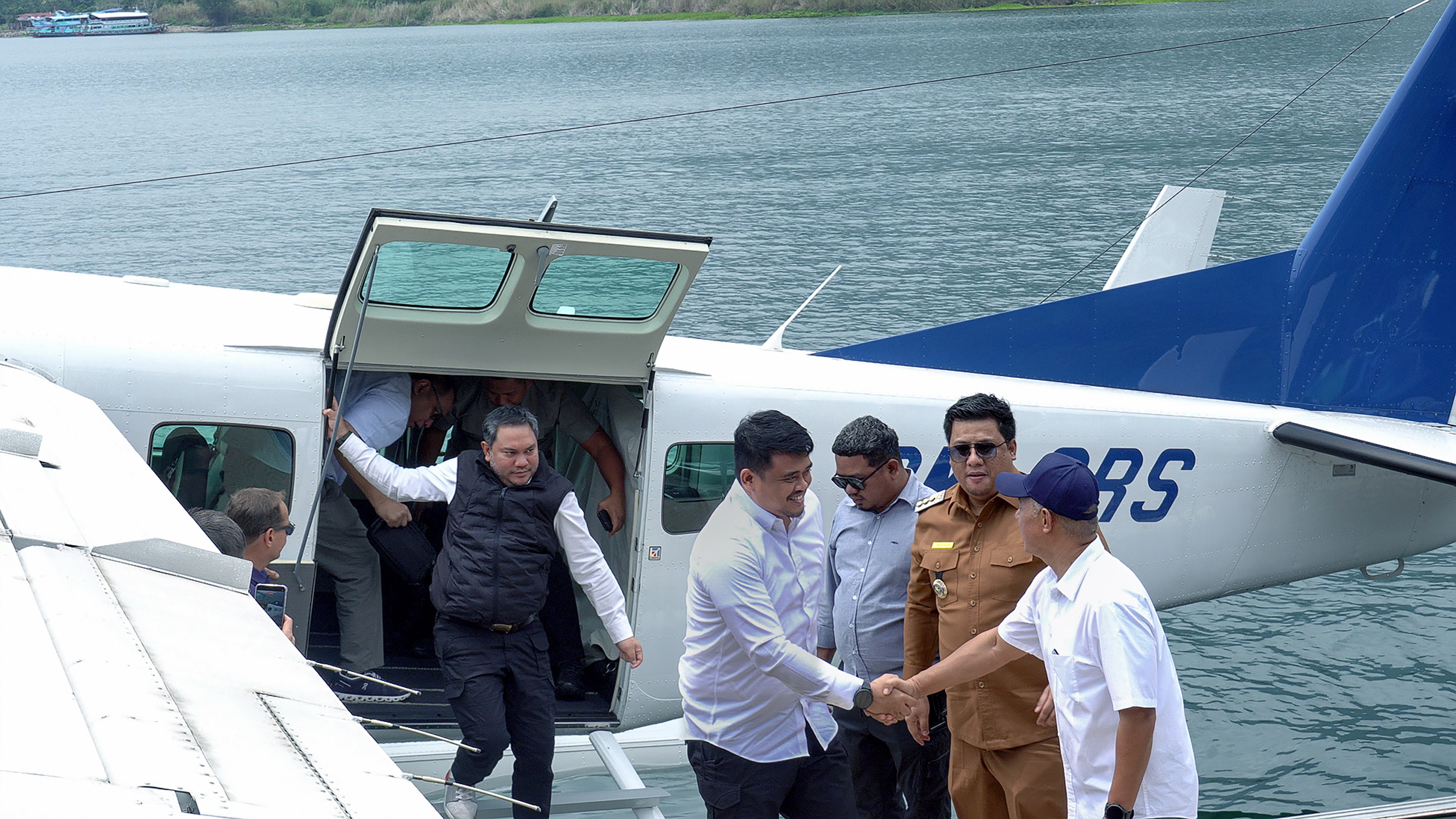 Gubernur Sumatera Utara, Muhammad Bobby Afif Nasution, mencoba penerbangan perdana pesawat amfibi (seaplane) dari Bandara Silangit ke Pelabuhan Mariana Resort, Danau Toba, Senin (22/9/2025).