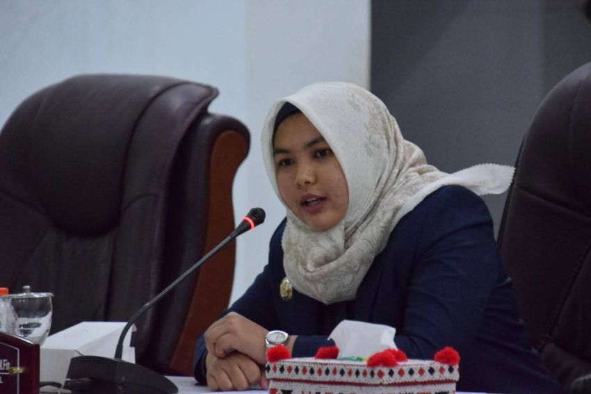 Wakil Bupati Madina, Atika Azmi Utammi Nasution, menyampaikan jawaban atas pandangan umum fraksi-fraksi DPRD dalam rapat paripurna P-APBD 2025.