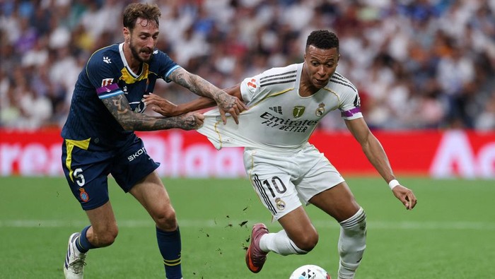 Kylian Mbappe merayakan golnya ke gawang Espanyol dalam laga LaLiga di Santiago Bernab&eacute;u, Sabtu (20/9/2025). Real Madrid menang 2-0.