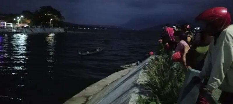 Tim gabungan Polres, TNI, dan warga melakukan pencarian dua karyawan PT TPL yang tenggelam di Alur Tano Ponggol, Samosir.
