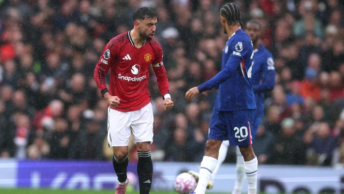Bruno Fernandes merayakan gol ke-100 bersama Manchester United saat melawan Chelsea di Old Trafford.