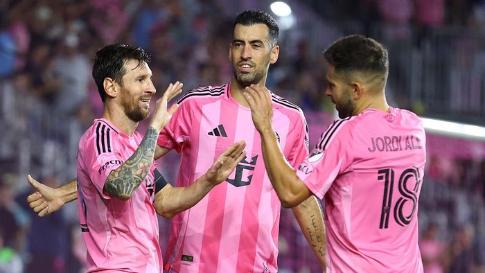 Lionel Messi merayakan golnya saat membawa Inter Miami menang 3-2 atas DC United di MLS, Minggu (21/9/2025).