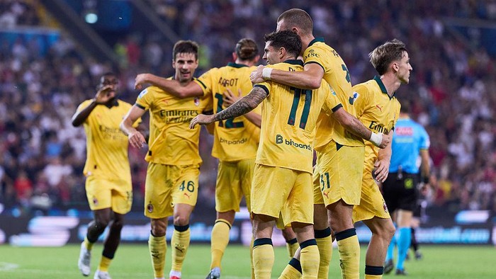 Christian Pulisic merayakan golnya bersama rekan setim setelah membawa AC Milan menang 3-0 atas Udinese di Bluenergy Stadium.