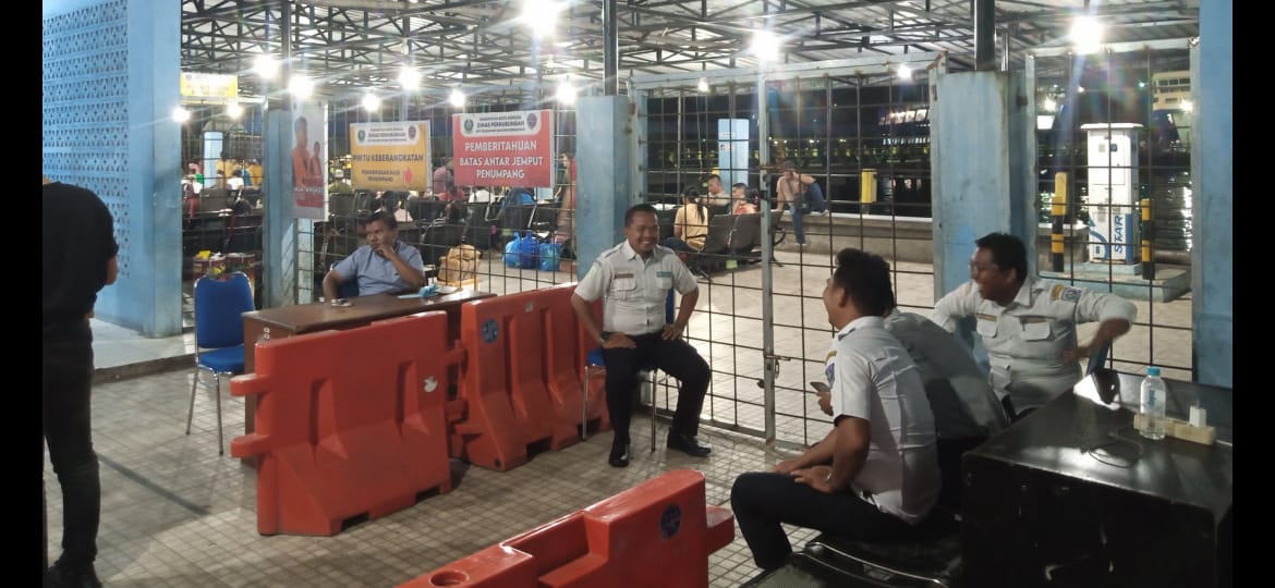 Petugas UPT Pelabuhan Sibolga berjaga di pintu masuk ruang tunggu penumpang.