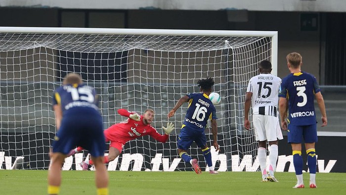 Striker Hellas Verona, Gift Orban, sukses menjebol gawang Juventus lewat penalti dan menggagalkan kemenangan Bianconeri.