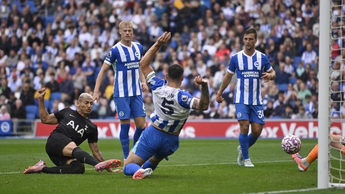 Brighton vs Tottenham berakhir imbang 2-2 di lanjutan Liga Inggris. Spurs lakukan comeback dramatis setelah sempat tertinggal dua gol.