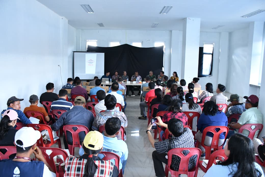 Wakil Bupati Samosir Ariston Tua Sidauruk memimpin rapat koordinasi persiapan Trail of The Kings UTMB 2025 di Pangururan.