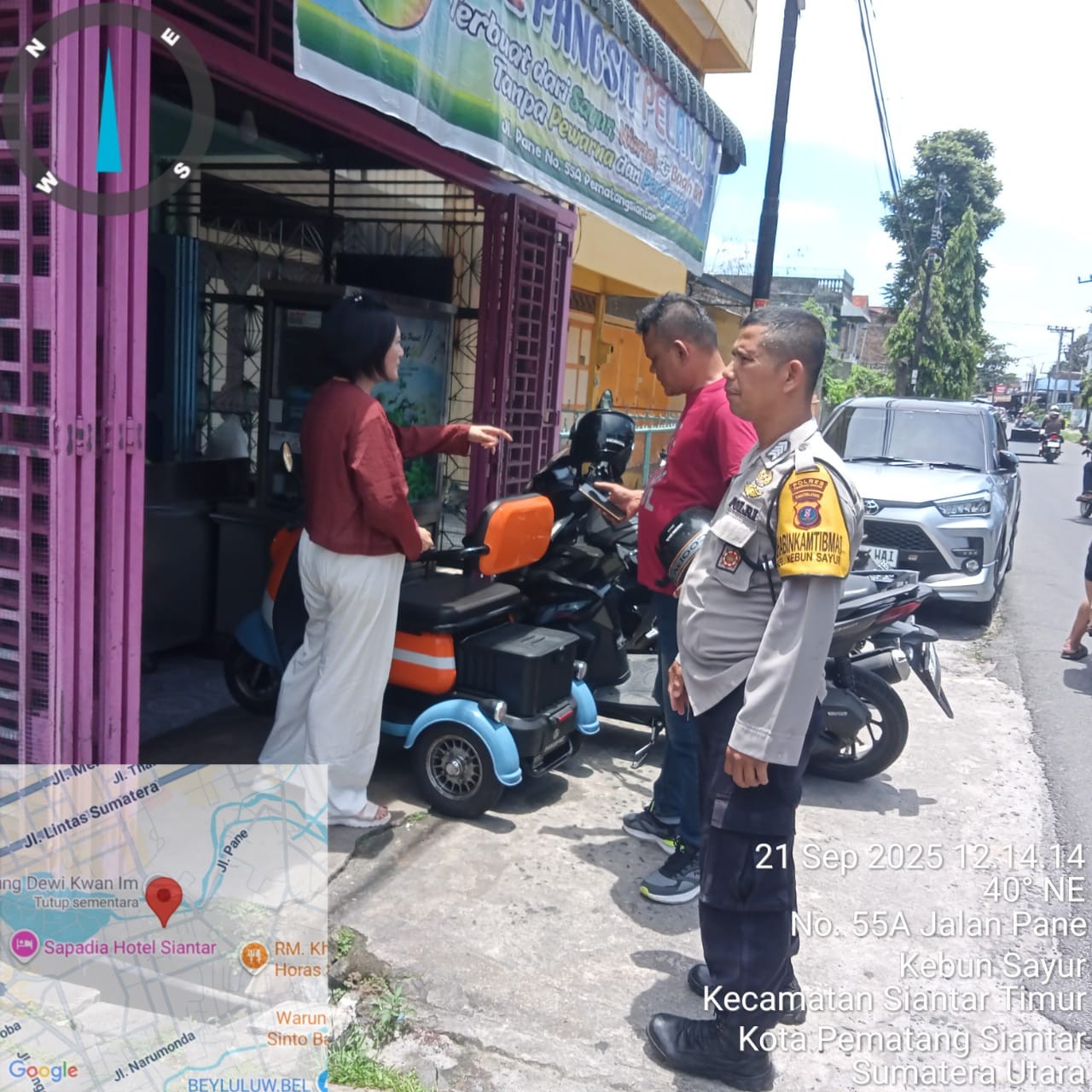 Personel Polsek Siantar Timur saat mengecek lokasi hilangnya tas dari dalam mobil terparkir di Jalan Pane, Pematangsiantar.