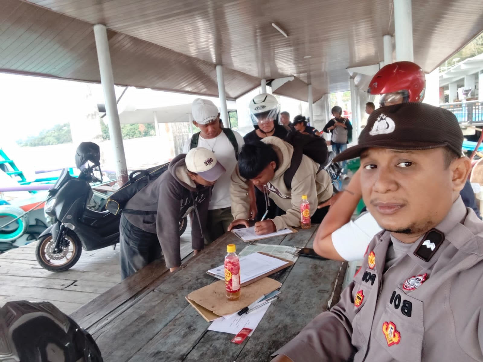 Personel Polsek Dolok Pardamean berjaga di Pelabuhan Tigaras untuk mengamankan wisatawan Danau Toba.