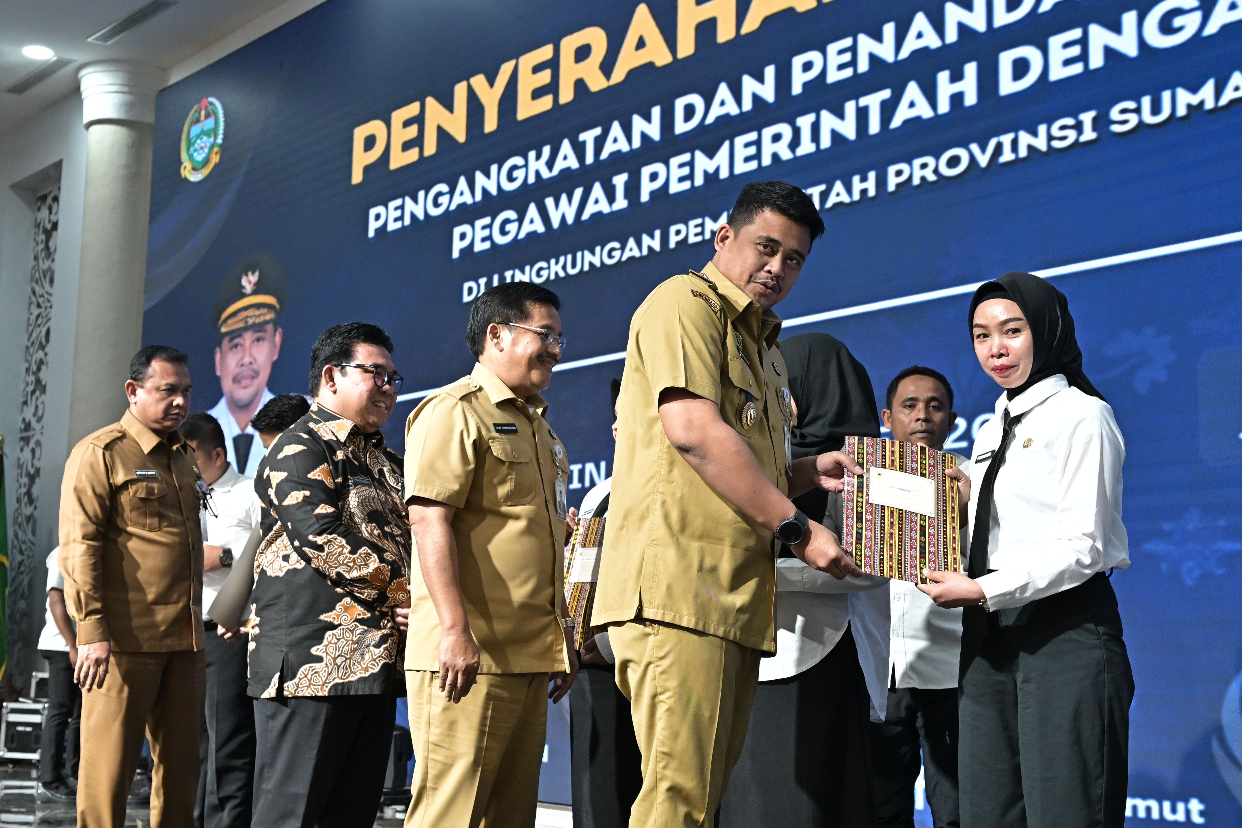 Gubernur Sumut Bobby Nasution menyerahkan SK pengangkatan 591 PPPK Pemprov Sumut di Aula Raja Inal Siregar, Kantor Gubernur Sumut, Medan, Senin (22/9/2025).