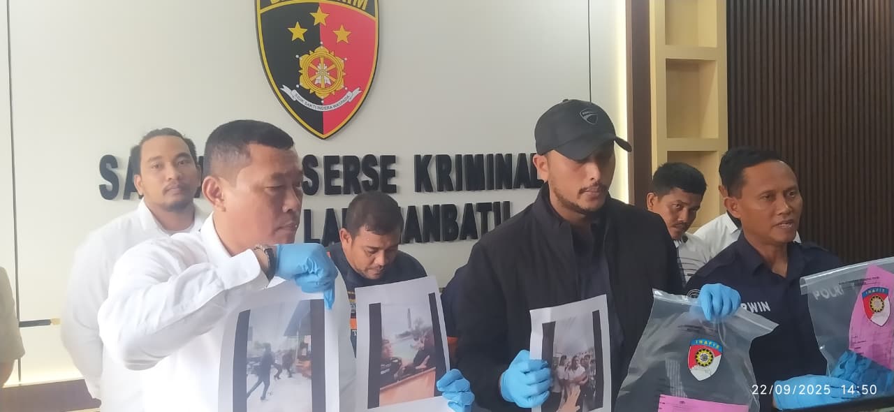 Dua terduga pelaku pengeroyokan terhadap wartawan saat diamankan di Mapolres Labuhanbatu.