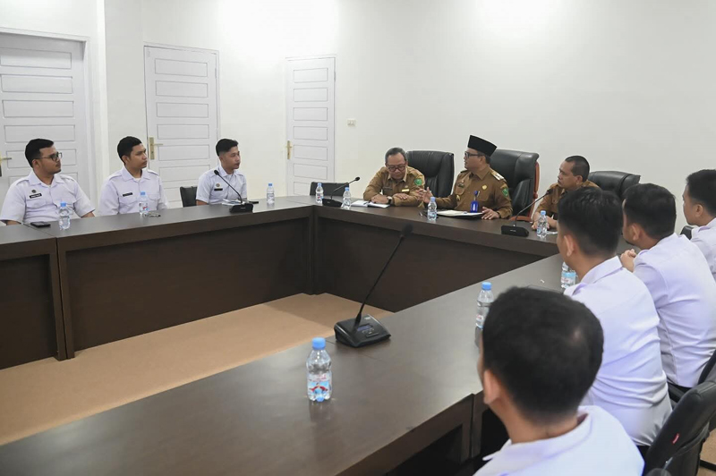 Wali Kota Padangsidimpuan, H. Letnan Dalimunthe, menerima audiensi Badan Gizi Nasional (BGN) terkait program Makanan Bergizi Gratis.