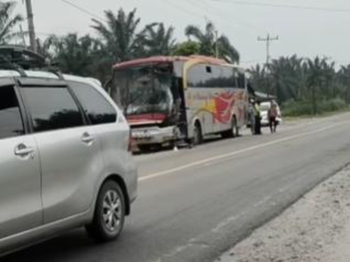Kondisi di Jalinsum Pulau Maria, Asahan, usai tabrakan beruntun yang melibatkan dua bus, dua minibus, dan satu truk, Senin (22/9/2025).