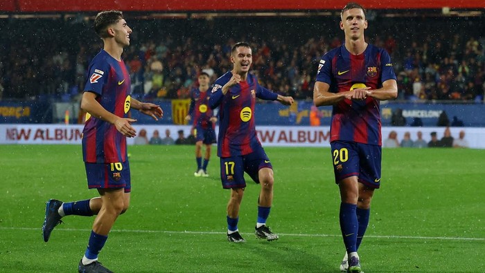 Pemain Barcelona merayakan kemenangan.