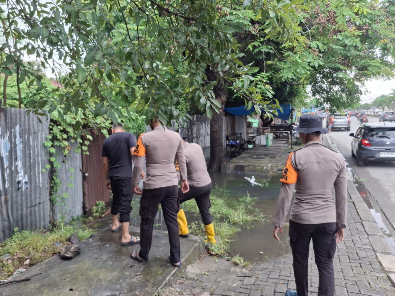 Personel Ditsamapta Polda Sumut sigap membantu warga dan pengendara terdampak banjir di Jalan SM Raja &ndash; Amplas, Medan.