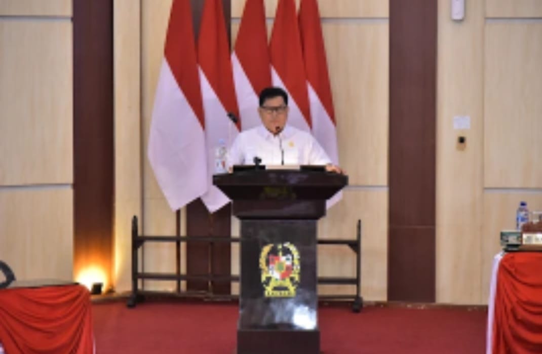 Juru Bicara Fraksi PDIP, Jusup Ginting saat menyampaikan pandangan umum dalam rapat paripurna soal RAPBD Kota Medan 2026 di gedung dewan, Senin (22/9).