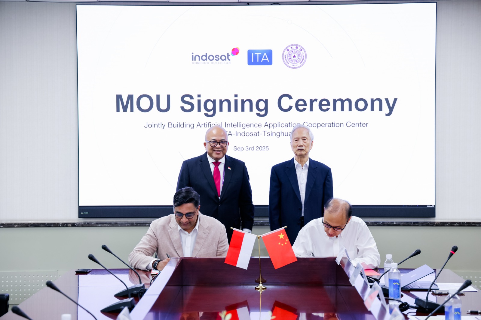 President Director & CEO Indosat Ooredoo Hutchison Vikram Sinha bersama Chairman ITA Dr. Justisiari P. Kusumah dan perwakilan Tsinghua University saat penandatanganan MoU pendirian AI Application.