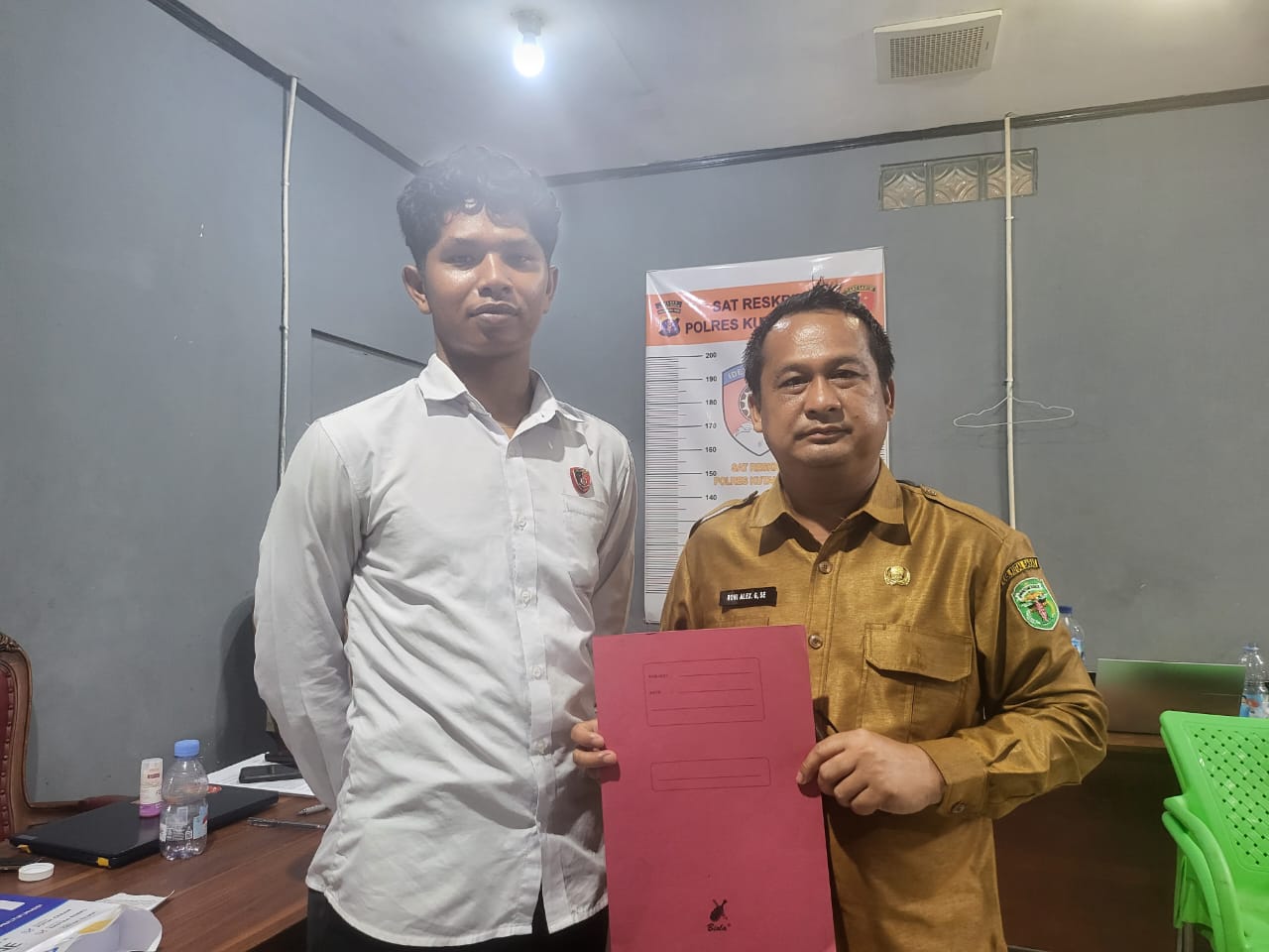 Roni Alexgores korban penipuan online melapor ke Polres Kubar, Senin (22/9/2025). (Metro Daily/Jantro Naibaho)