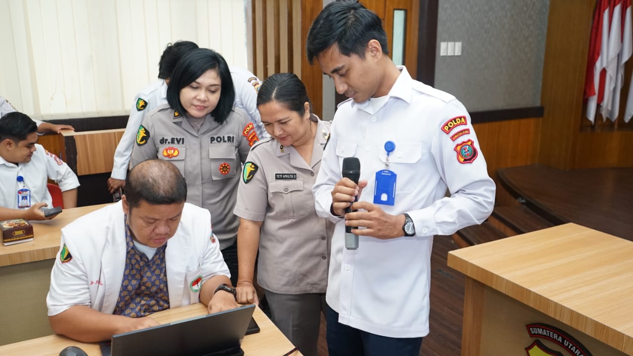 Kasubbid Yanmeddokpol RS Bhayangkara TK II Medan, dr. Evi Melva Frida Manurung, MKM, memantau implementasi proyek perubahan penguatan layanan Visum et Repertum ramah perempuan dan anak.