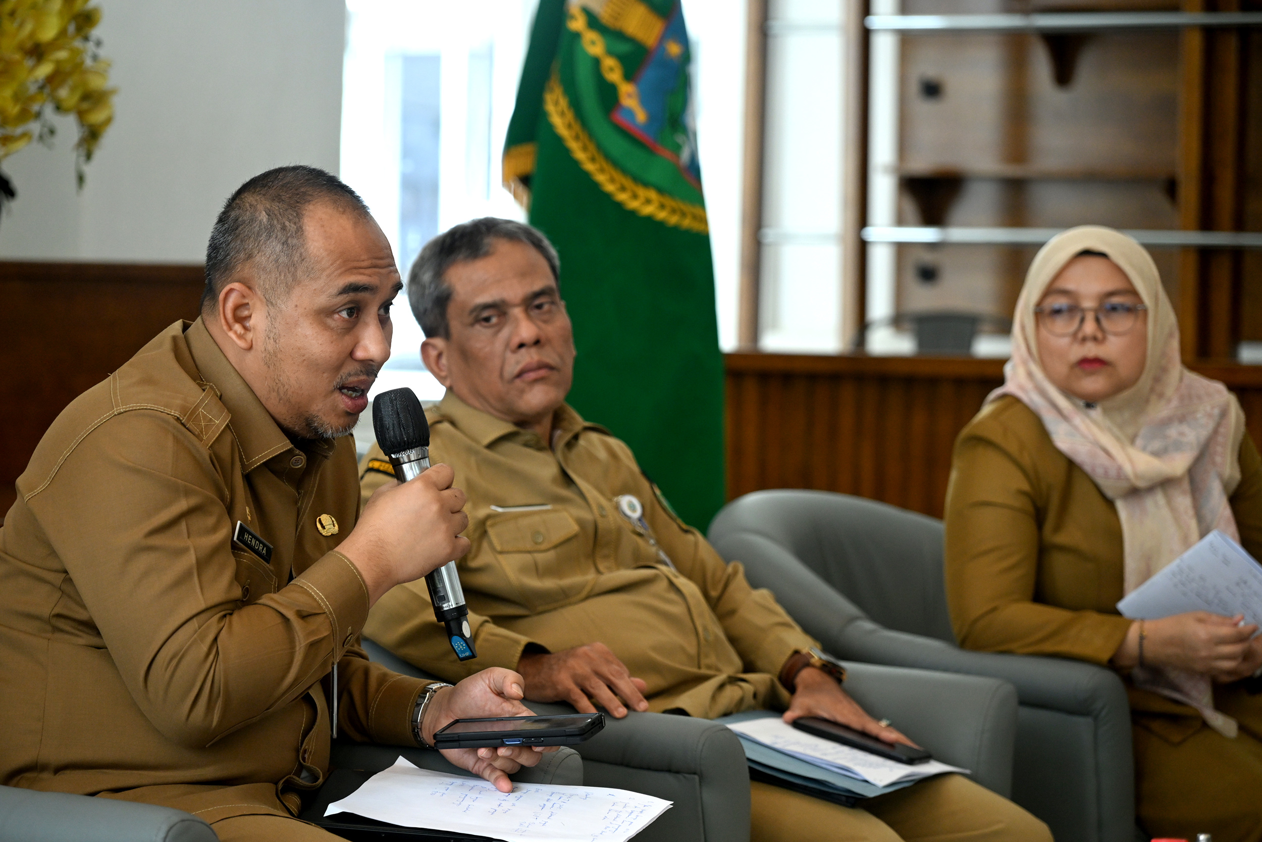 Kadis PUPR Sumut Hendra Dermawan Siregar bersama Kadis Perkim Sumut Hasmirizal Lubis saat konferensi pers di Kantor Gubernur Sumut, Senin (22/9/2025).