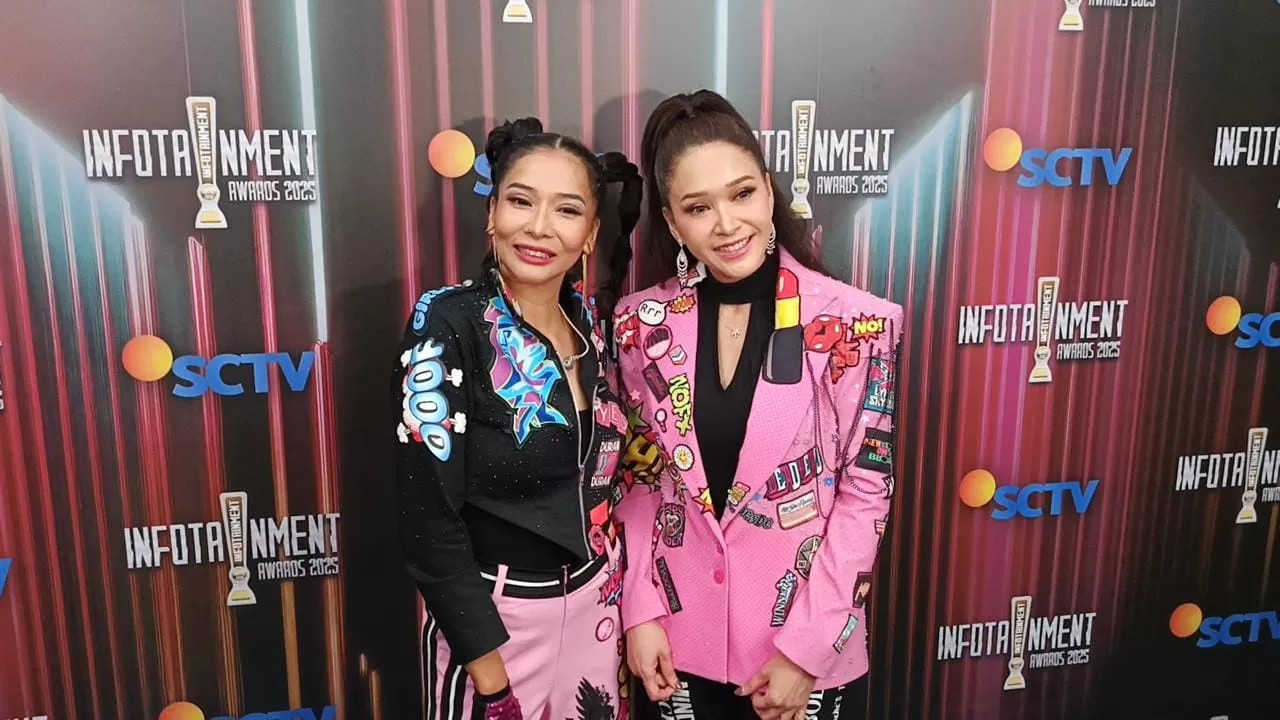 Maia Estianty tampil reuni bersama Meichan di panggung Infotainment Awards 2025, Jakarta Barat, Jumat (19/9). Duo Maia berhasil membangkitkan nostalgia lintas generasi.