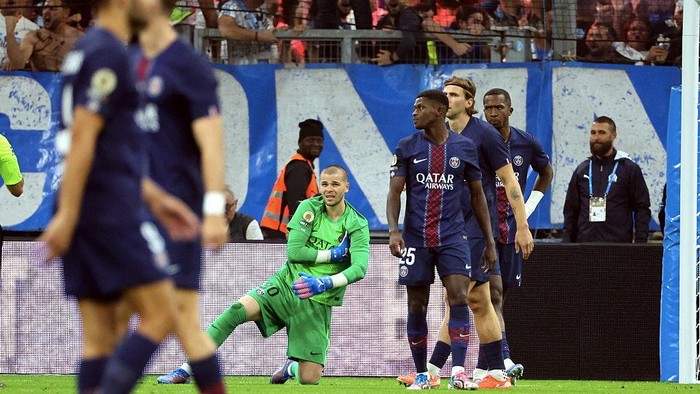 Nayef Aguerd tanduk bola liar untuk membawa Marseille unggul 1-0 atas PSG di Le Classique, Stade V&eacute;lodrome.