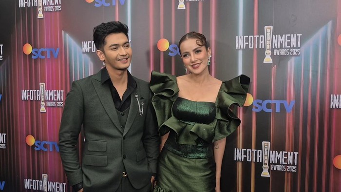 Olla Ramlan dan Teuku Ryan tampil kompak di Infotainment Awards 2025. Keduanya bantah isu pacaran dan menegaskan hanya sahabat.