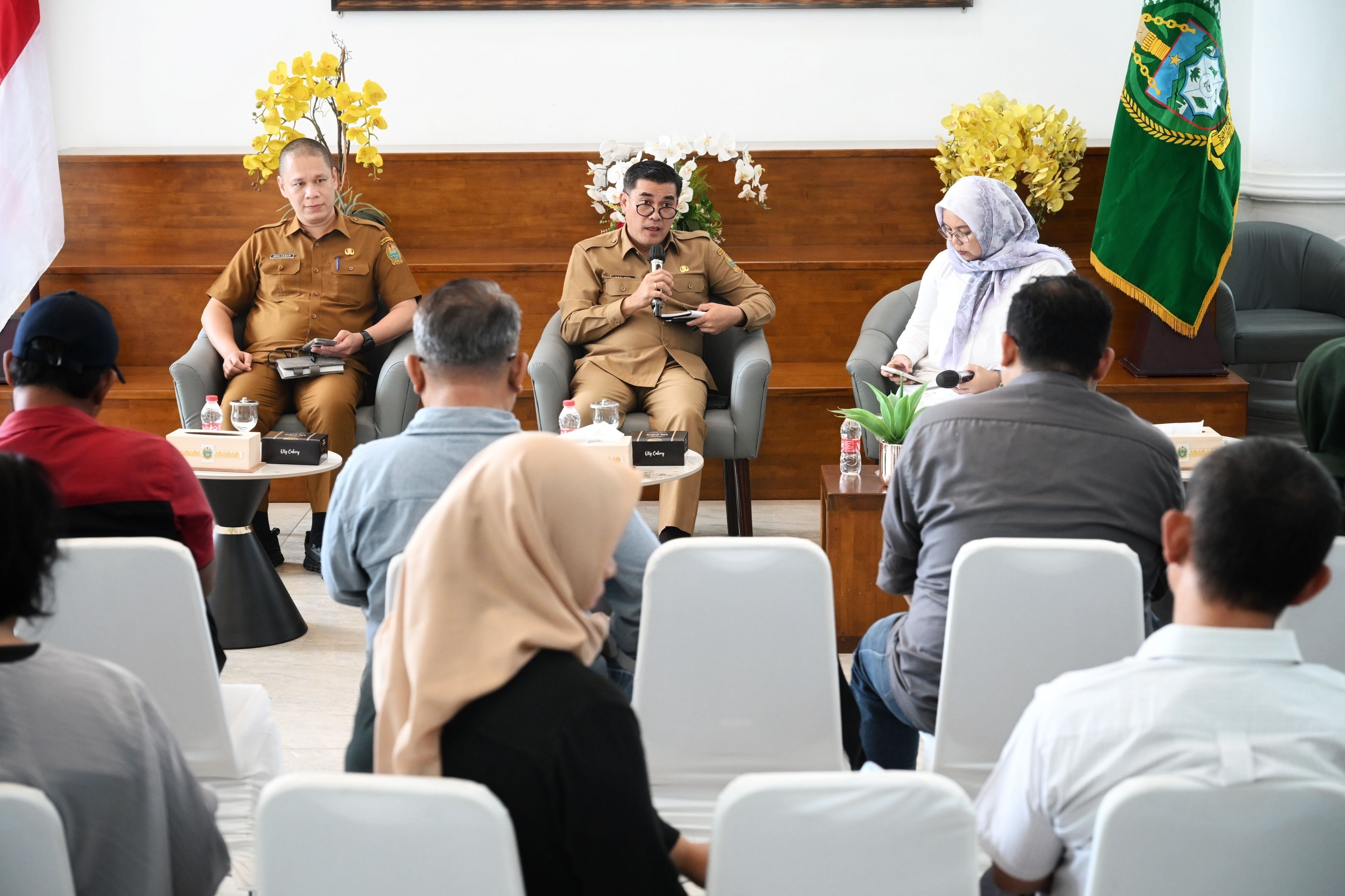 Kadis Koperasi dan UKM Sumut, Naslindo Sirait (tengah) bersama Sekdisbud Parekraf Sumut, Ibnu Akbar saat konferensi pers Kantor Gubsu, Jalan Pangeran Diponegoro Nomor 30, Medan, Selasa (23/9/2025).