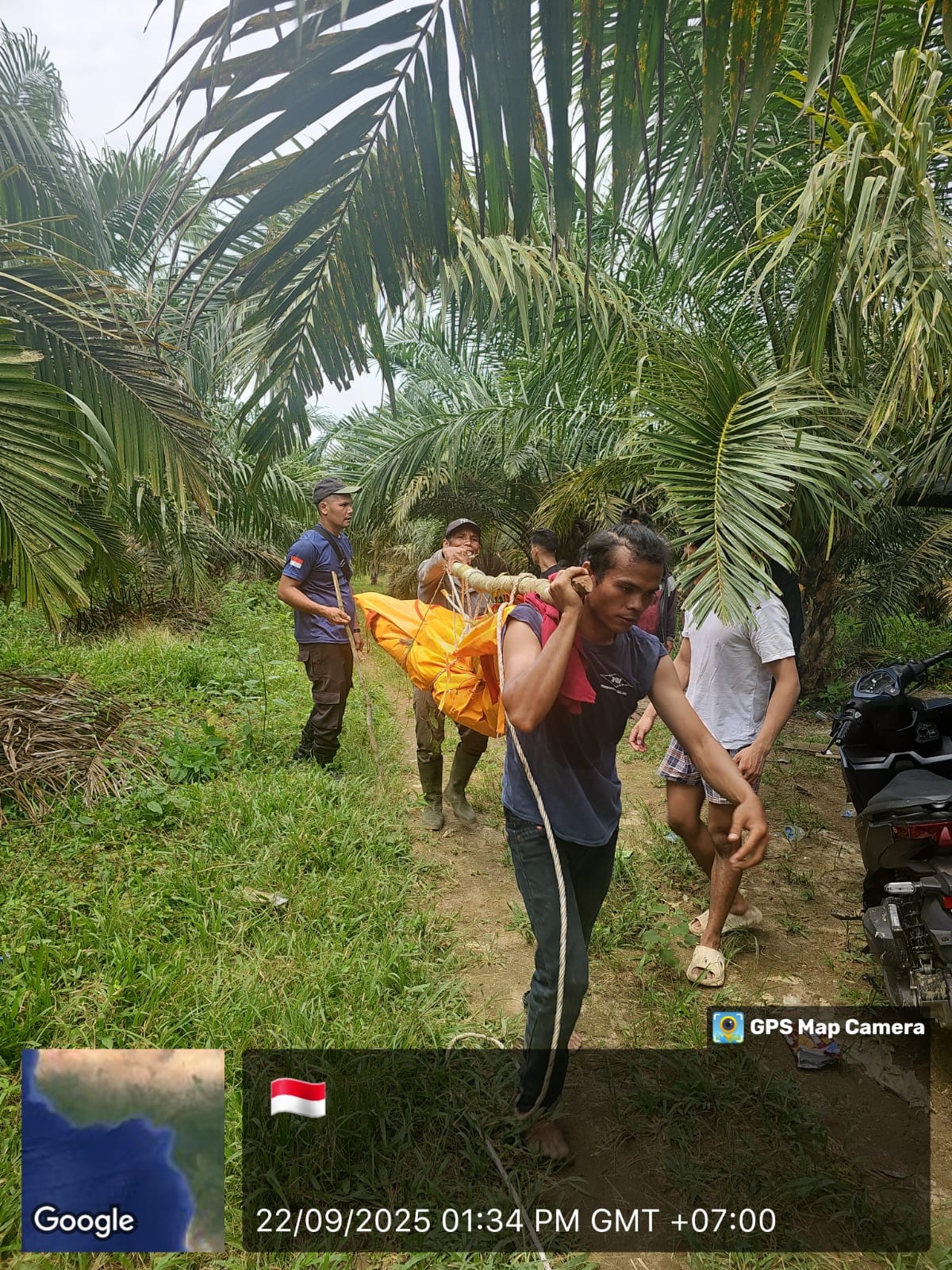 Evakuasi jenazah Satria Sidauruk yang ditemukan terapung di Sungai Tongguran, Simalungun.