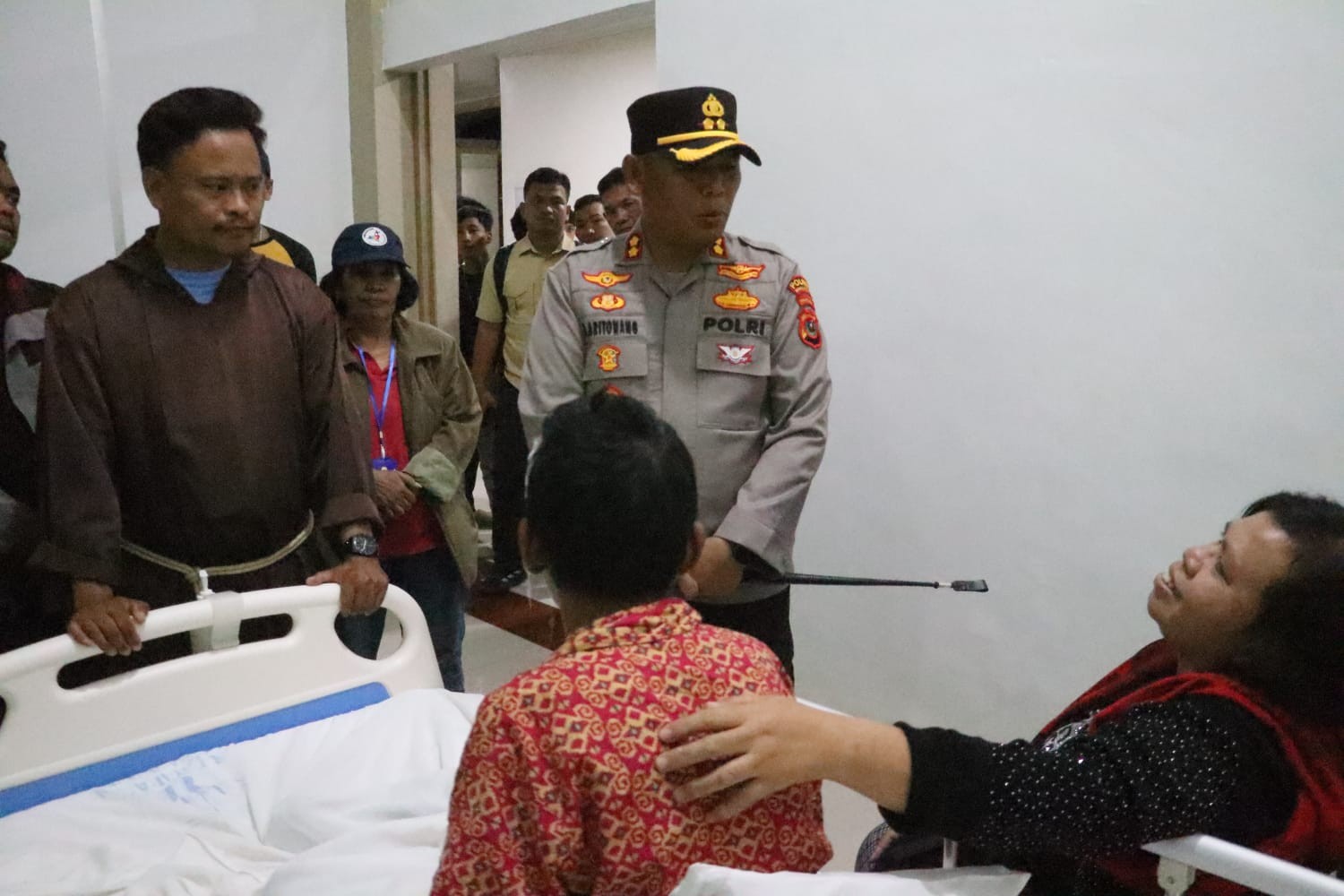 Kapolres Simalungun AKBP Marganda Aritonang membesuk korban konflik PT TPL dan masyarakat Sihaporas di RS Harapan Pematangsiantar.