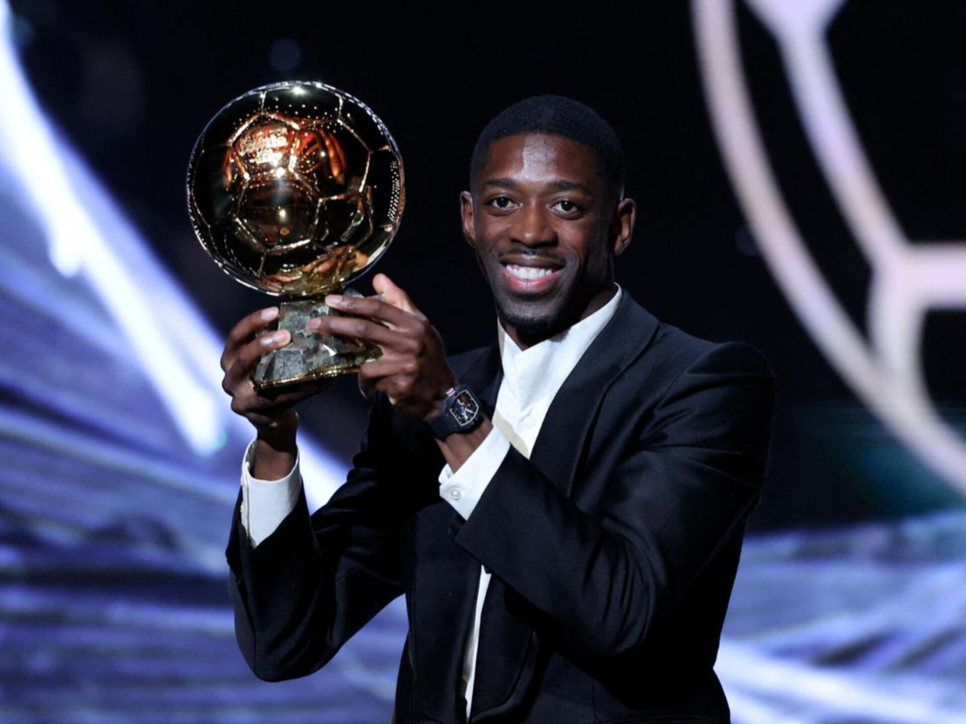 Ousmane Demb&eacute;l&eacute; menerima Ballon d