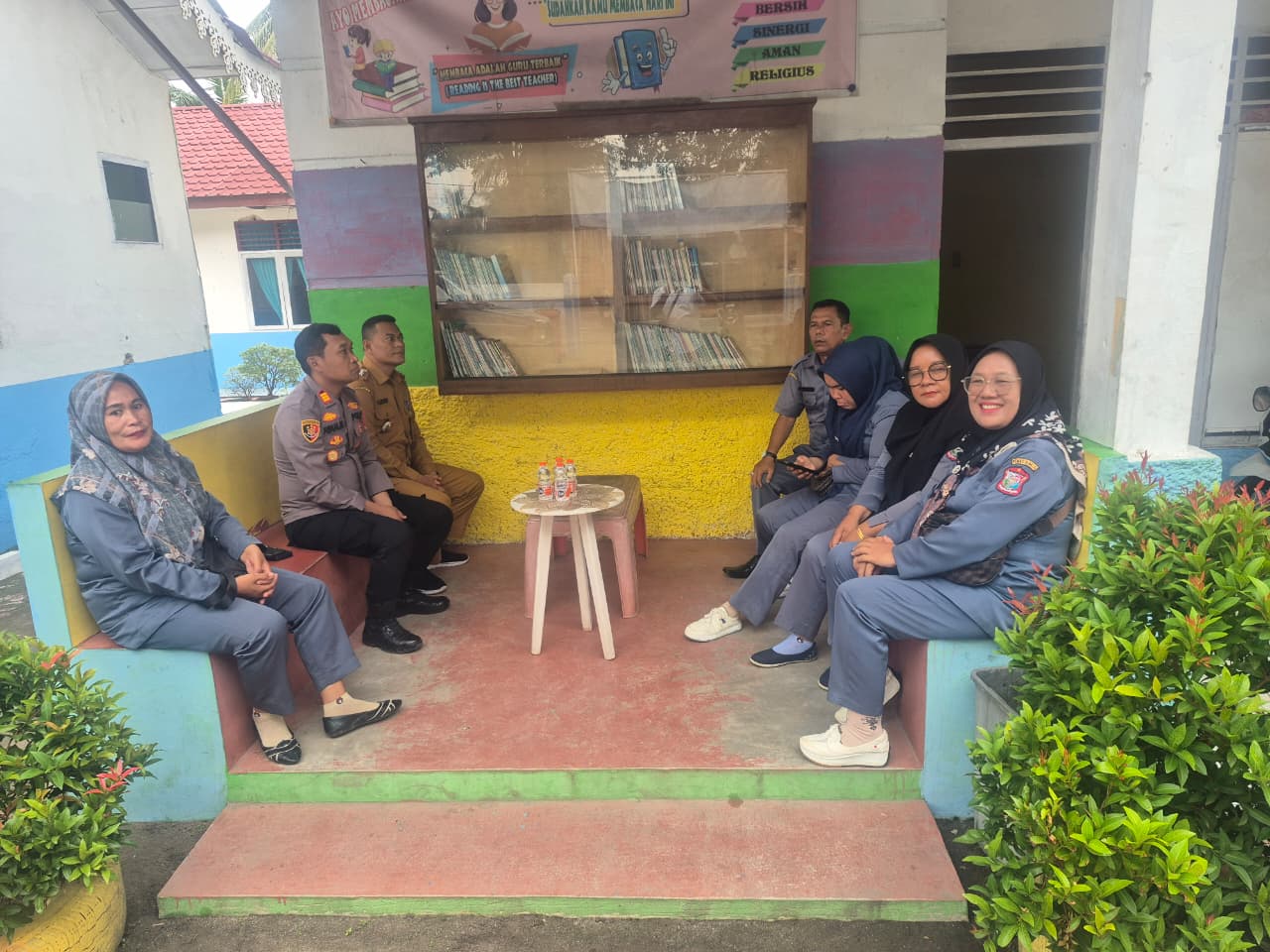 Kapolsek Teluk Nibung, AKP Rinaldi, memimpin pertemuan bersama masyarakat dan instansi pemerintahan di Kantor Camat Teluk Nibung, Senin (22/9/2025), dalam rangka mendukung program Astacita Presiden.