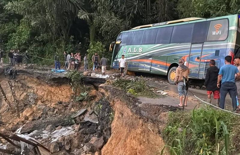 Kondisi jalan longsor di Batu Jomba akibat curah hujan tinggi terjadi di Dusun Pengkolan, Desa Luat Lombang, Kecamatan Sipirok, Tapsel, Selasa (23/9/2025) sore.