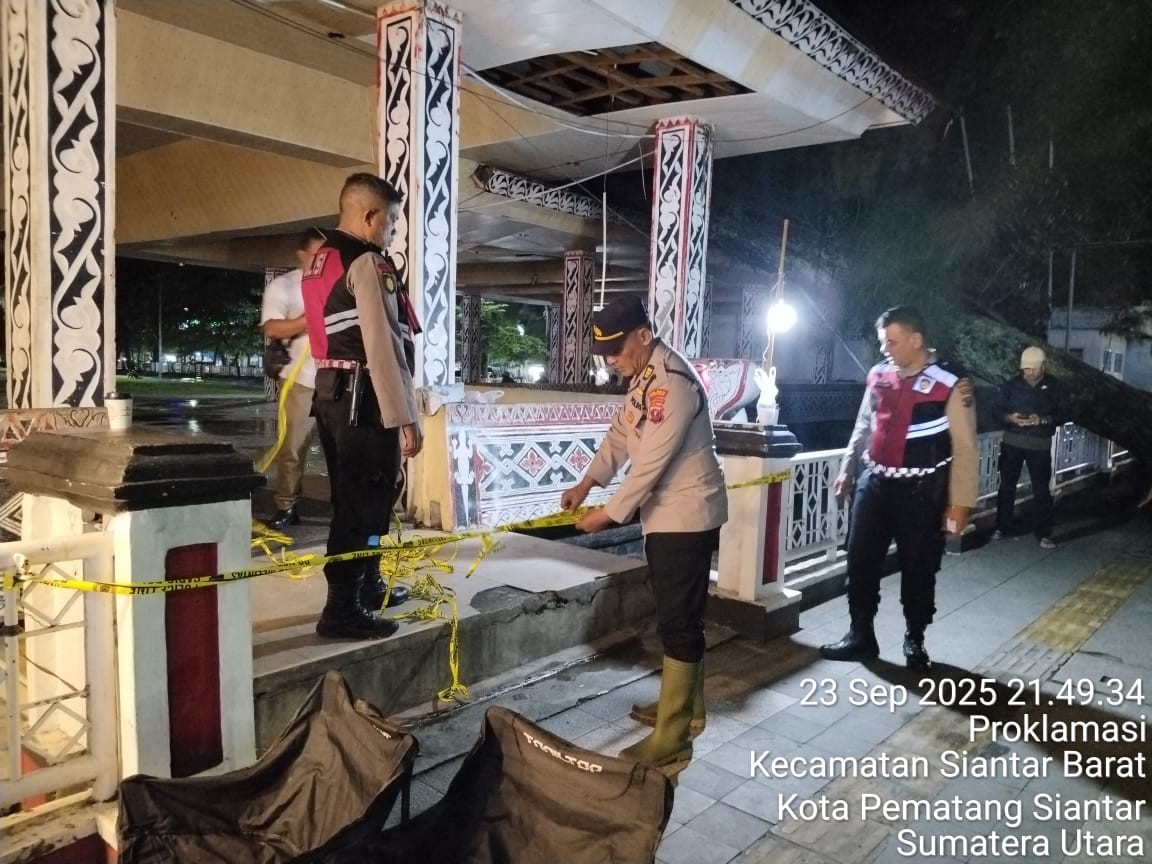 Pohon tumbang menimpa Balai Bolon Lapangan Adam Malik Pematangsiantar usai hujan deras dan angin kencang, Selasa (23/9).