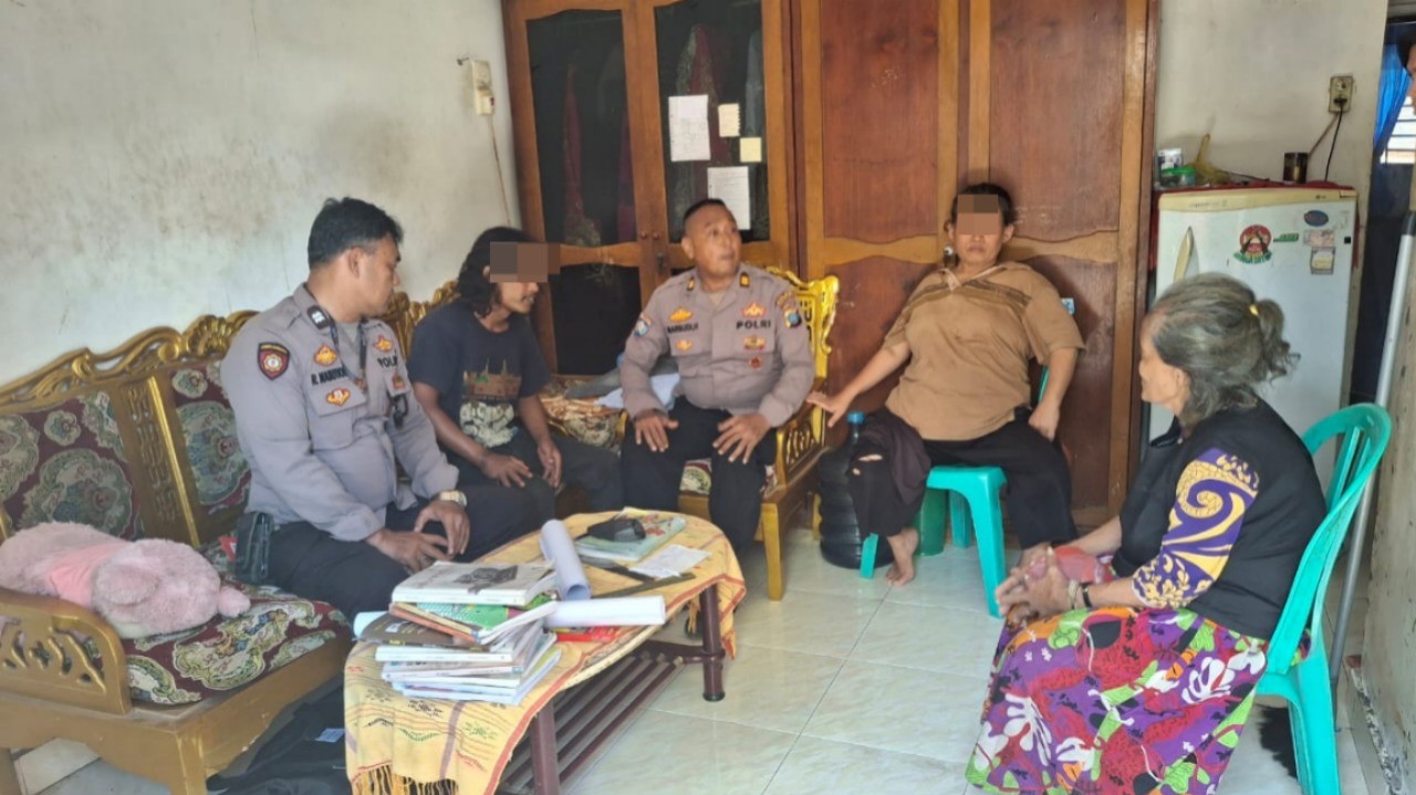 Personel Polsek Siantar Martoba saat memediasi keributan di rumah warga.